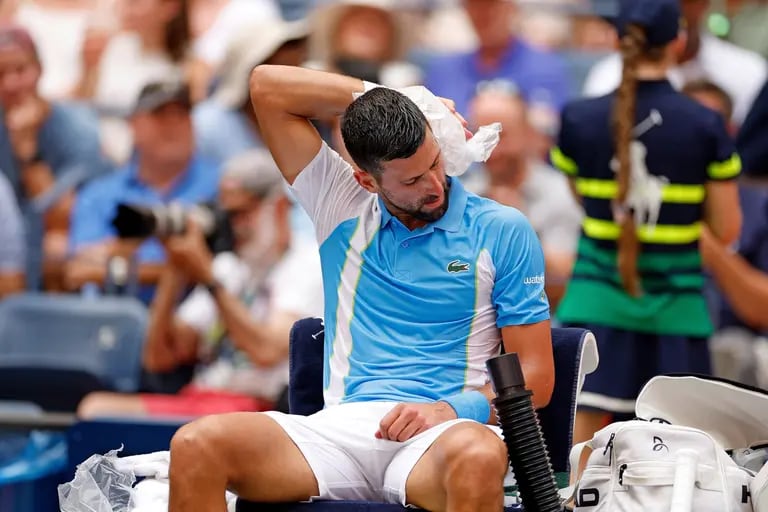 Novak Djokovic de Serbia descansa entre juegos durante su partido de cuartos de final individual masculino contra Taylor Fritz de los Estados Unidos en el Día Nueve del US Open 2023dfd