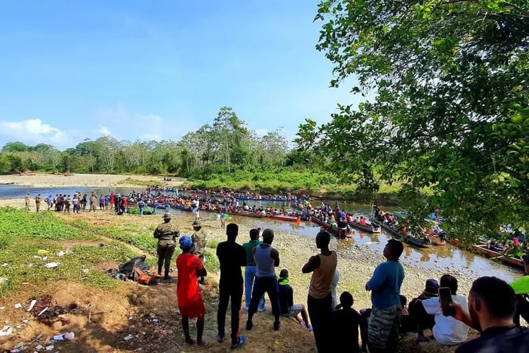 Cientos de migrantes llegan a diario a la comunidad indígena de Bajo Chiquito, en Panamá, tras haber caminado durante días a través de la selva en Darién. Foto: OIM/Idiam Osorio.dfd
