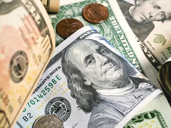 Dólar hoje: moeda americana avança com cautela antes de feriado e PCEdfd