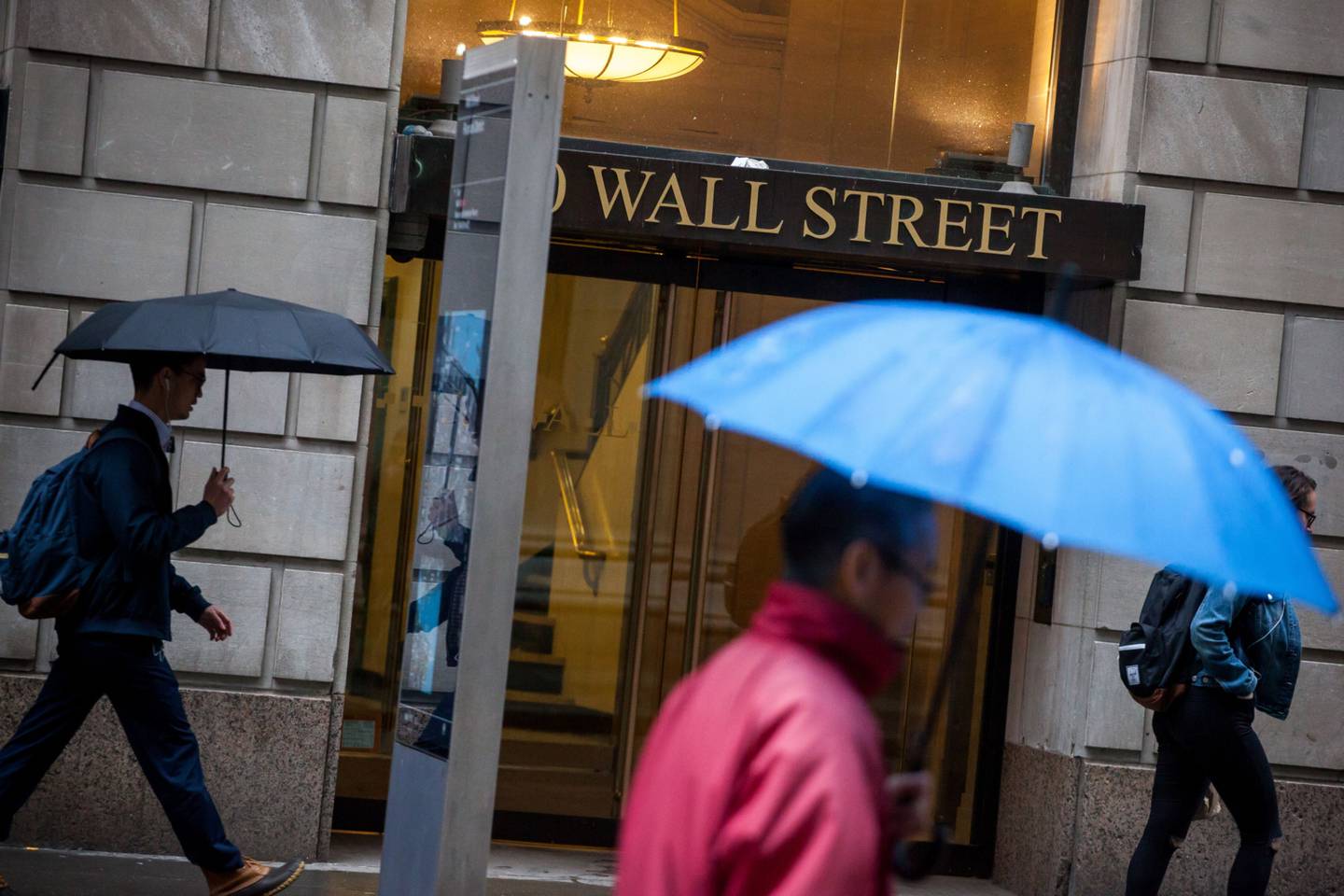 Peatones caminan por Wall Street, cerca de la Bolsa de Nueva York (NYSE) en Nueva York Fotógrafo: Michael Nagle/Bloomberg