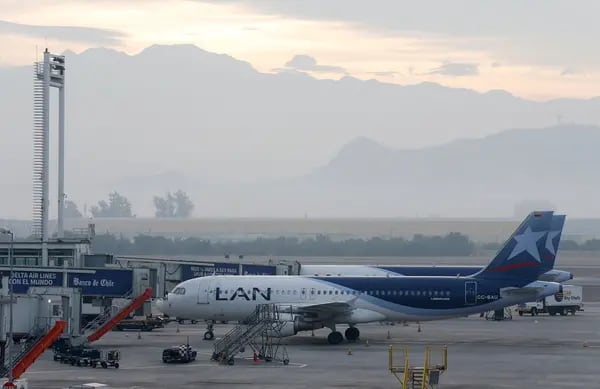 Aviones de Latam Airlines Group en el Aeropuerto Internacional de Santiago, Chile.
