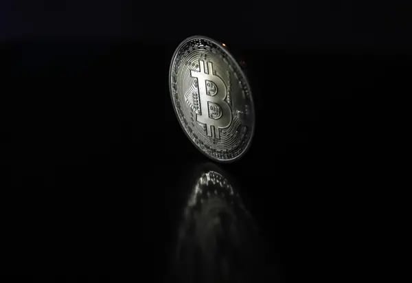 Un token de bitcoin se encuentra en esta fotografía arreglada en Londres, Reino Unido, el miércoles 4 de enero de 2017.