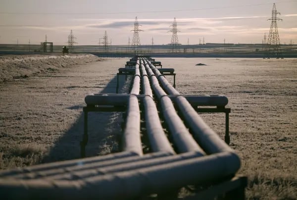 Tuberías se sitúan frente a los postes eléctricos cerca del nuevo depósito de OAO Gazprom en Bovanenkovo, un campo de gas natural cerca de Bovanenkovskoye en la península de Yamal en Rusia, el martes 23 de octubre de 2012.