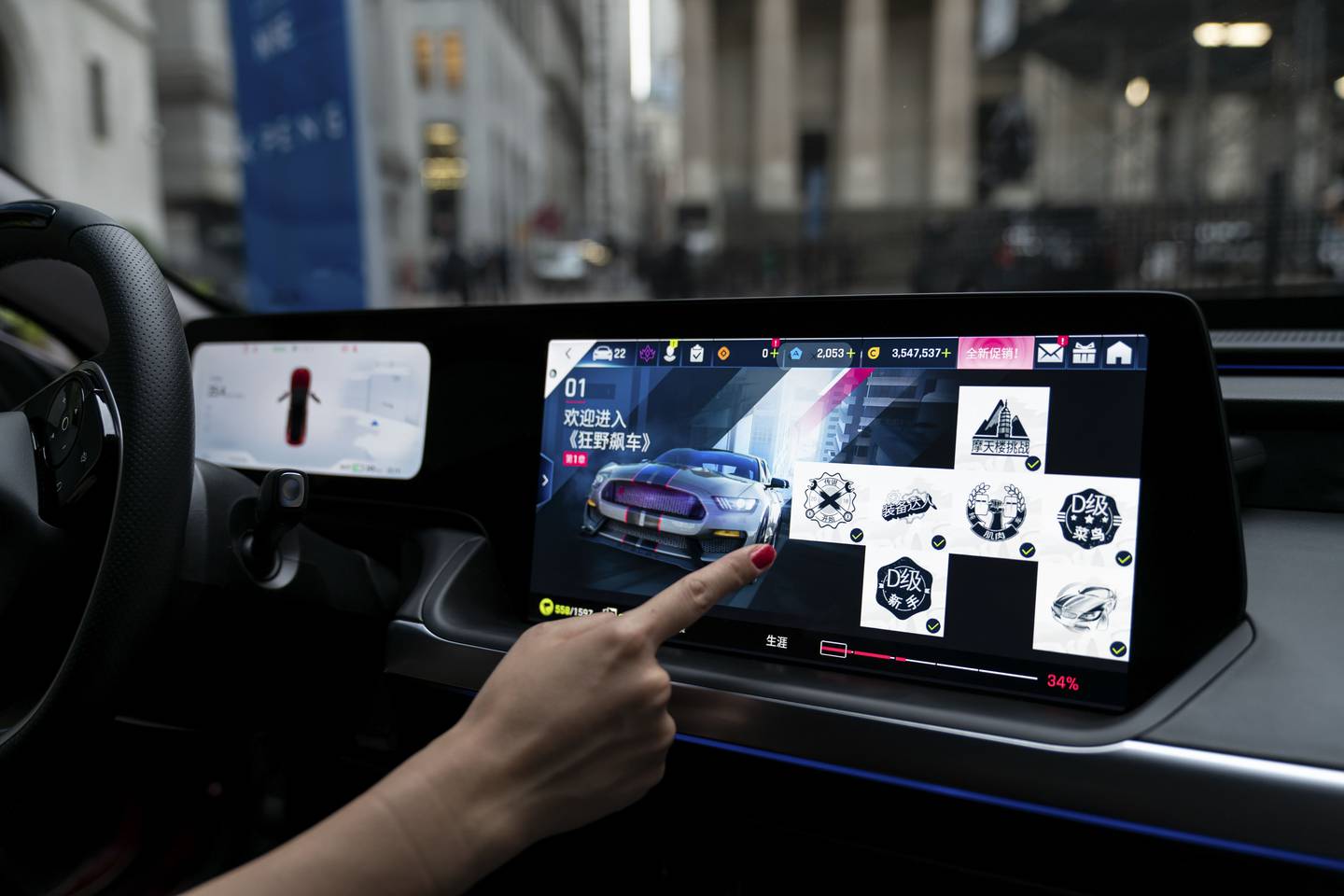 Um videogame na tela de toque em um veículo elétrico Xpeng P7