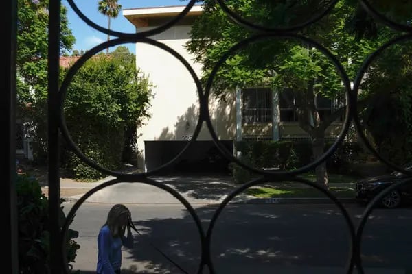 Un peatón camina por Beverly Hills