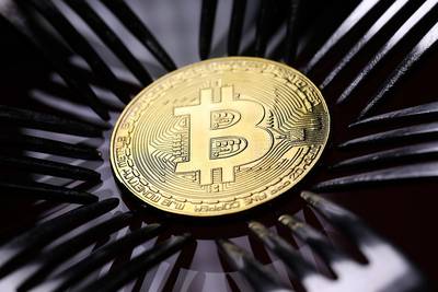 Bitcoin se hunde a mínimo de tres semanas; mercados agotan apetito por el riesgodfd