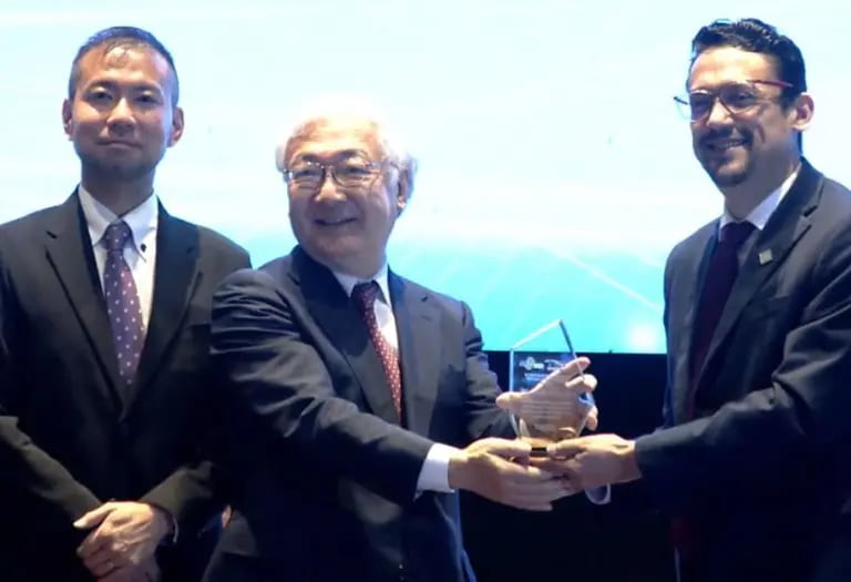 Nishimuro Yousuke y Sakaguchi Yasuji, representantes de Japón, recibieron un galardón en agradecimiento por su apoyo en el proceso utilizando el estándar japonés brasileño (ISDB-Tb).dfd