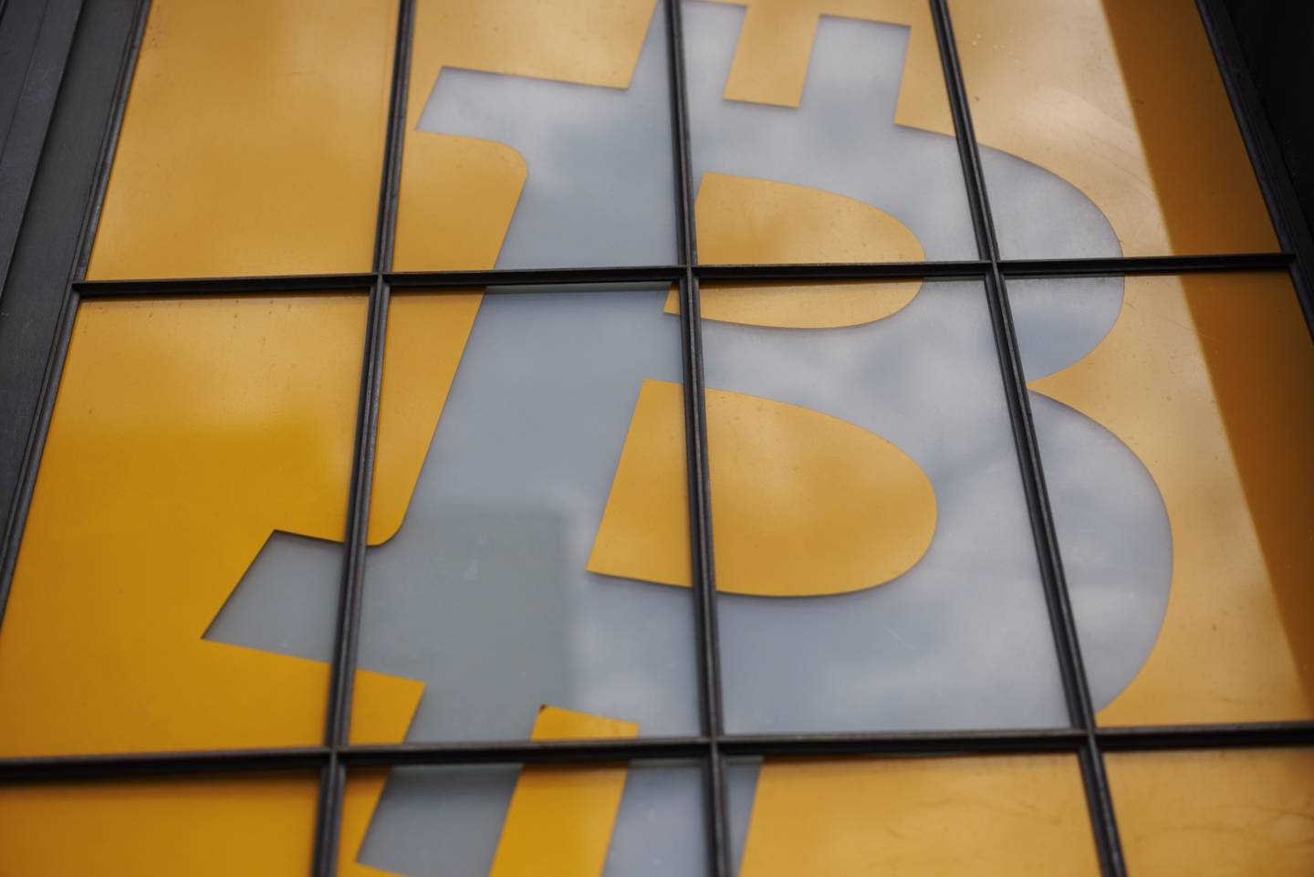 Un logotipo de Bitcoin en las puertas de la sede del proyecto Paralelni Polis