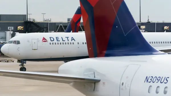 Escasez de pilotos de Delta Air Lines provoca recortes en servicios regionalesdfd