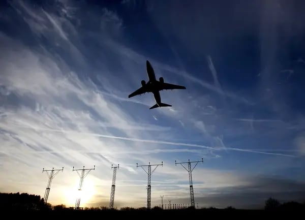 Un avión se aproxima a la pista de aterrizaje del aeropuerto de Luton (Reino Unido) el martes 1 de diciembre de 2009.
