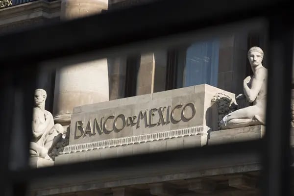 Signage is displayed on the exterior of Mexico's central bank, the Banco de Mexico, in Mexico City, Mexico, on Tuesday, March 15, 2016. Mexico is scheduled to announce a decision on changing its overnight lending rate on March 18. Photographer: Susana Gonzalez/Bloomberg