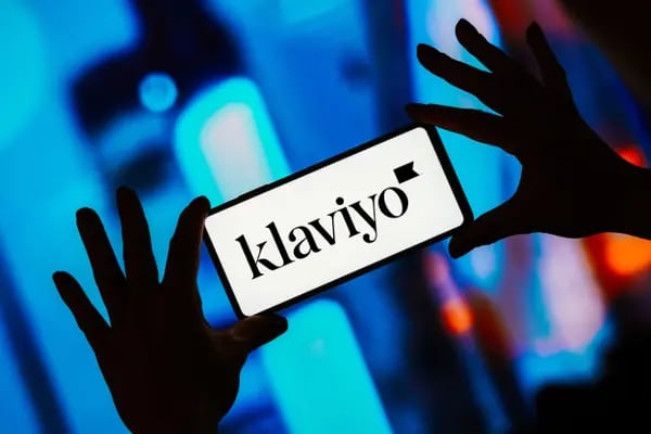 o logotipo da Klaviyo é exibido em um smartphone