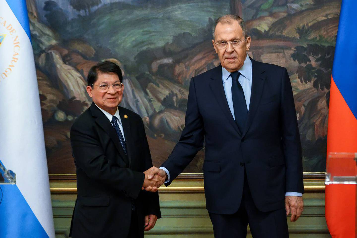 El canciller ruso Sergey Lavrov (der.) sostuvo conversaciones con el titular del Ministerio de Relaciones Exteriores de la República de Nicaragua, Denis Moncada (izq).