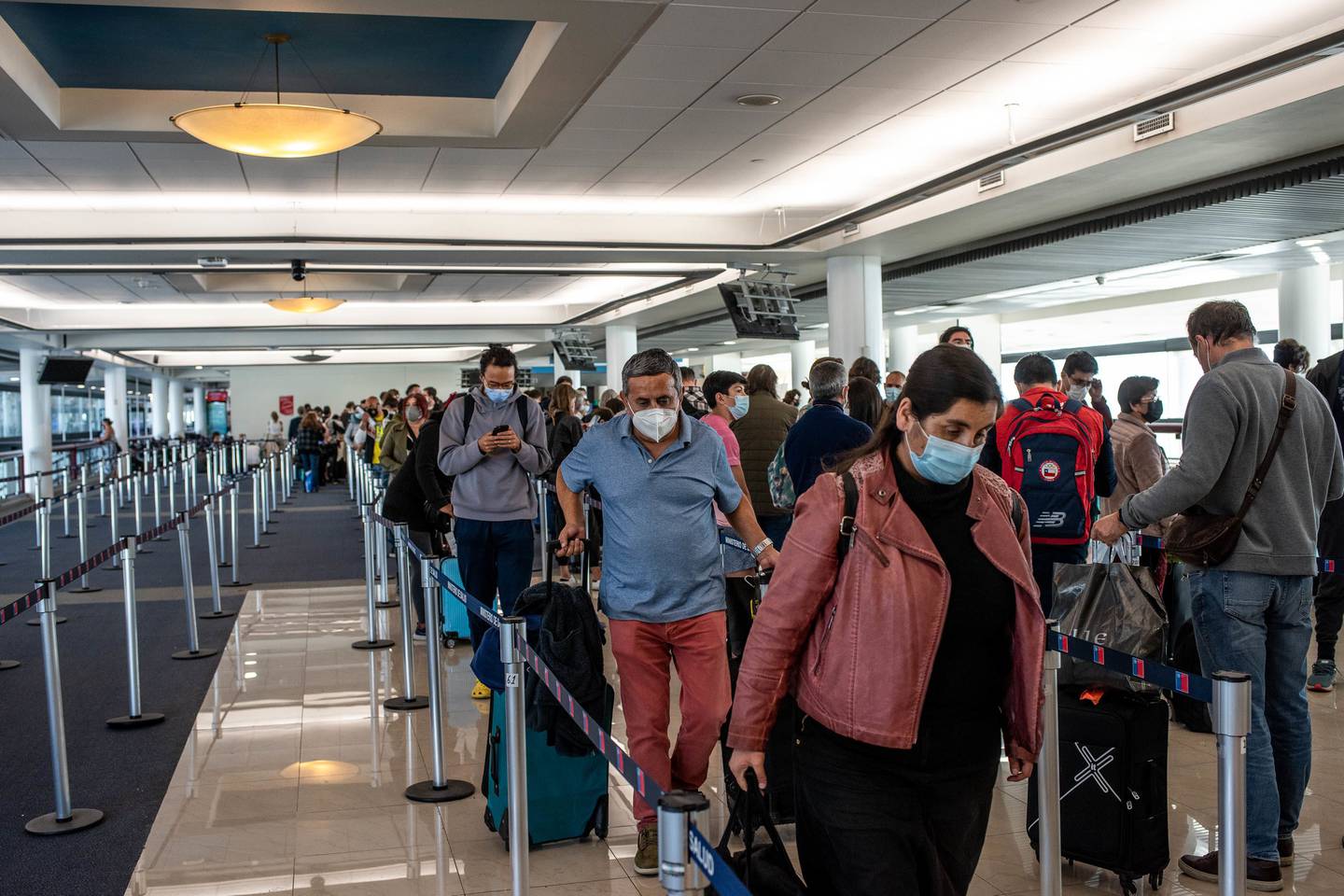 Personas usan mascarilla en aeropuerto en Chile