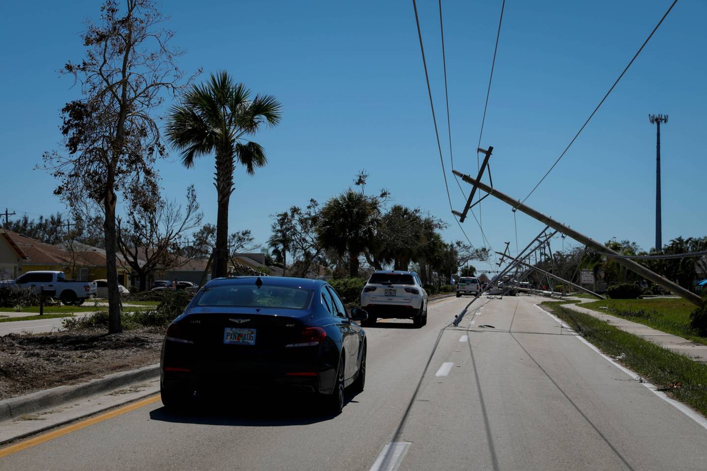 Postes rotos en una calle tras el paso del huracán Ian en Fort Myers, Florida, EE.UU., el viernes 30 de septiembre de 2022.dfd