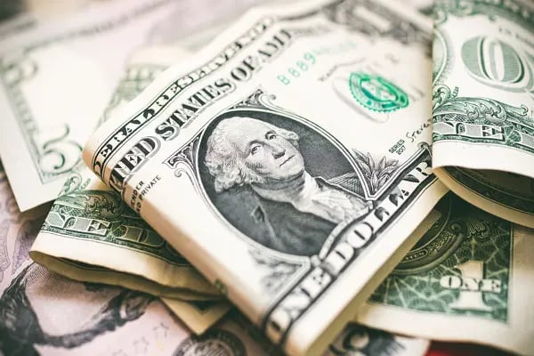 Dólar hoje: moeda americana supera os R$ 4,95 em sessão de cautela externa
