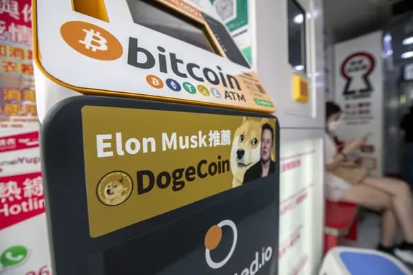 Una pegatina que anuncia Dogecoin en un cajero automático de criptomonedas en una lavandería en Hong Kong, China, el viernes 18 de marzo de 2022. Fotógrafo: Paul Yeung/Bloomberg