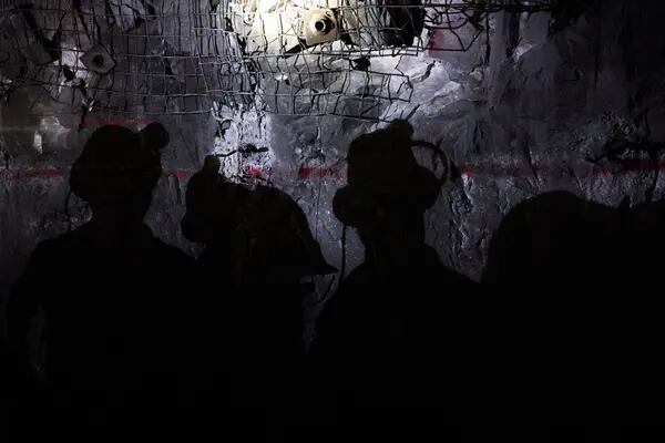 Trabajadores de mina de cobre MMG en Perú inician una huelga por bonificacionesdfd