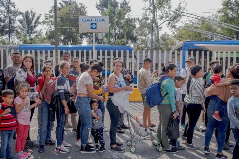 Migrantes venezolanos esperan para recibir donaciones de comida en Méxicodfd