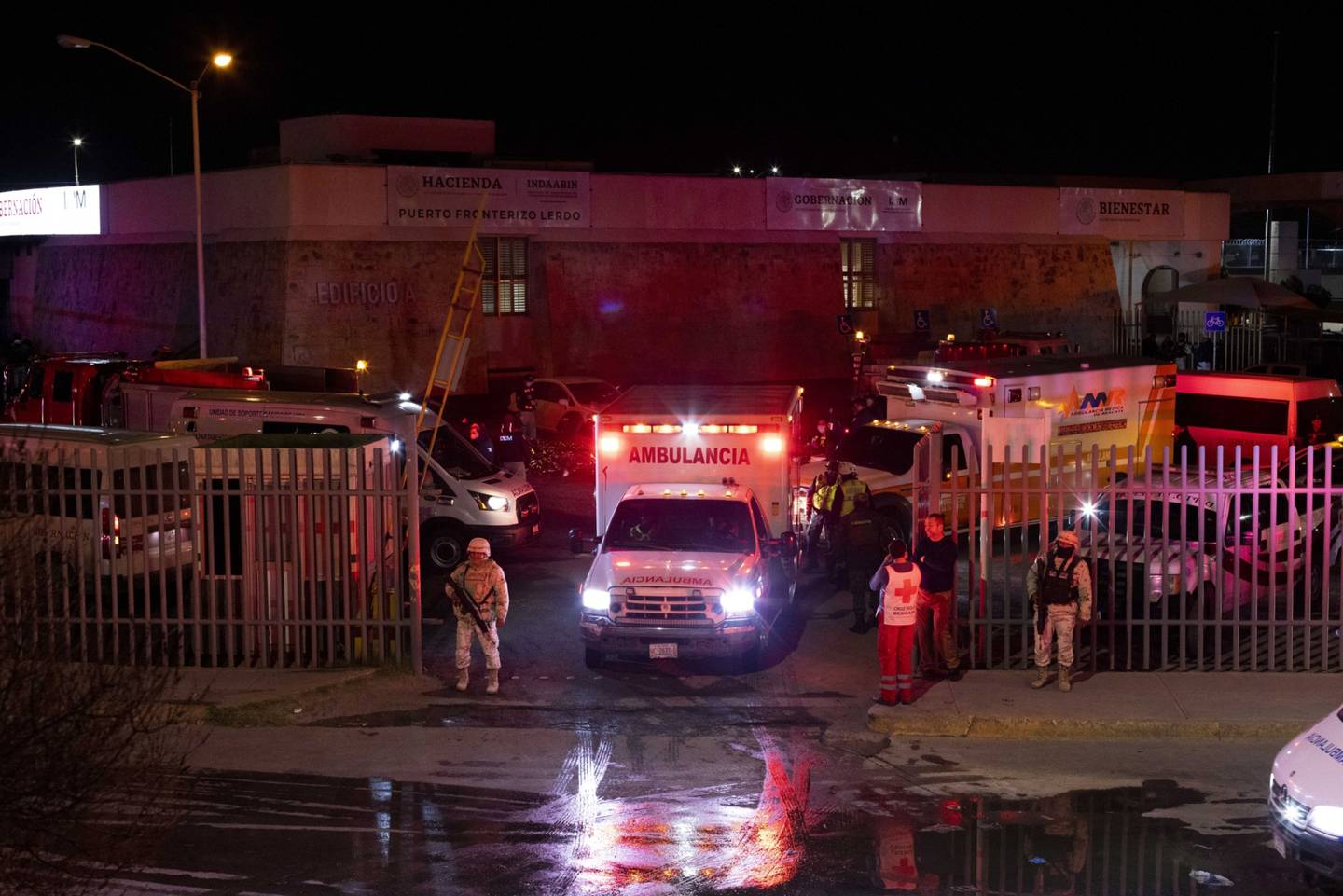 Una ambulancia sale del Instituto Nacional de Migración (INM) luego de un incendio en Ciudad Juárez, México, el lunes 27 de marzo de 2023.