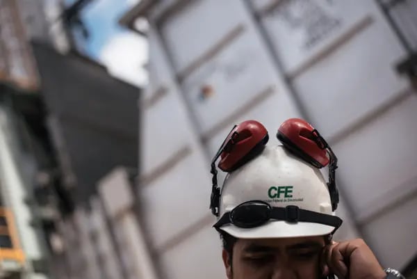 Un empleado habla por teléfono celular en una central térmica de generación eléctrica de la empresa estatal Comisión Federal de Electricidad (CFE).