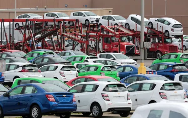 Los vehículos Chevrolet Sonic estacionados fuera de la planta de ensamblaje Orion de General Motors Co.
