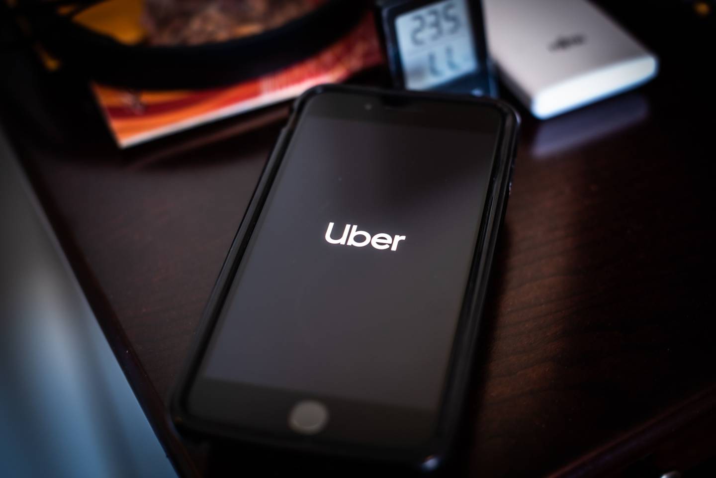 El logo de Uber Technologies, en un teléfono inteligente, en Dobbs Ferry, Nueva York, el sábado 6 de febrero de 2021.