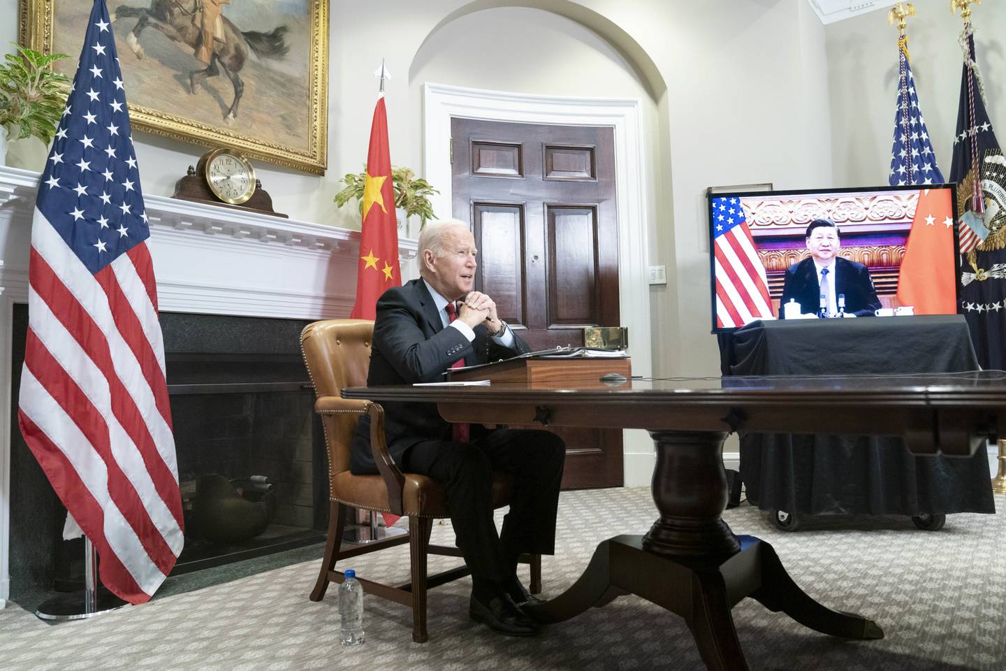 Joe Biden conversa com Xi Jinping durante cúpula virtual em 15 de novembro. Fotógrafa: Sarah Silbiger/UPI /Bloomberg