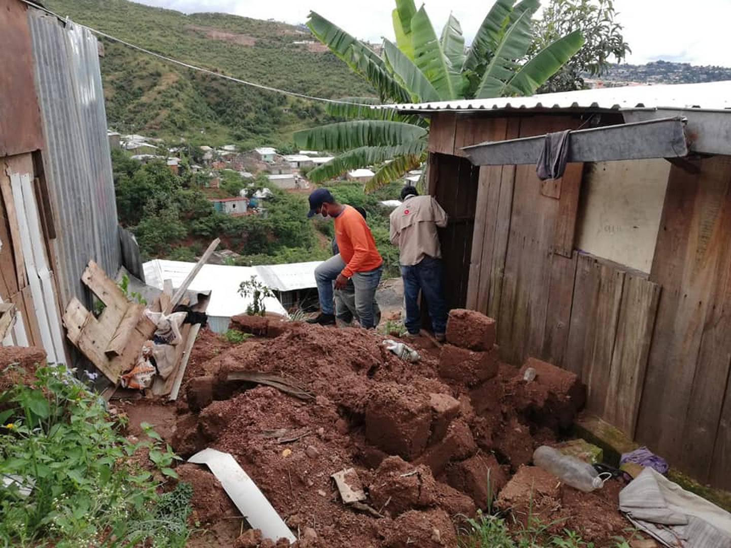 Los huracanes Eta y Iota de noviembre de 2020 dejaron más de 200 personas muertas en Centroamérica. En la imagen, personal de Copeco constata daños en Tegucigalpa a causa de esos desastres.