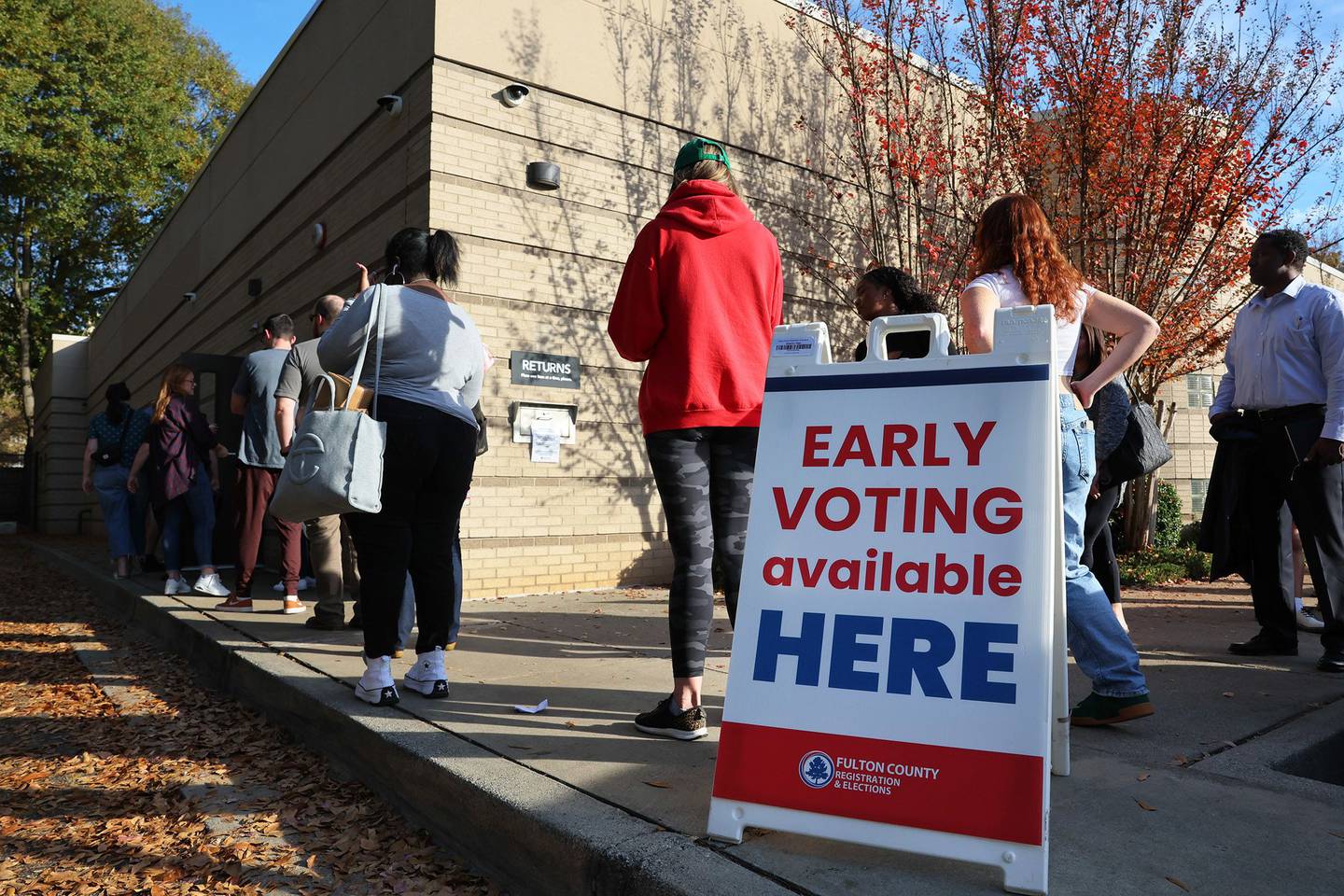 Los residentes esperan en la fila para la votación anticipada para las elecciones de medio término en Atlanta, Georgia, el 4 de noviembre de 2022.