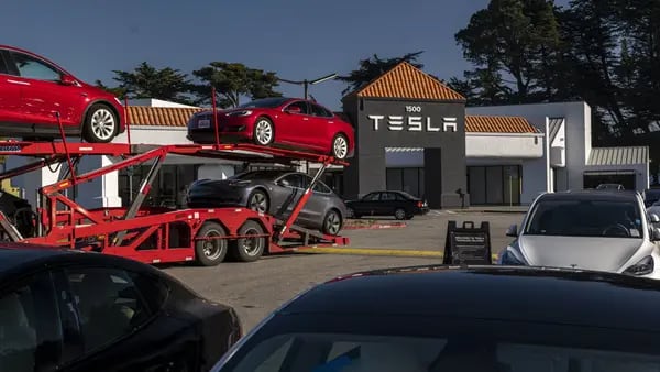 Por qué Tesla está cambiando tanto sus preciosdfd