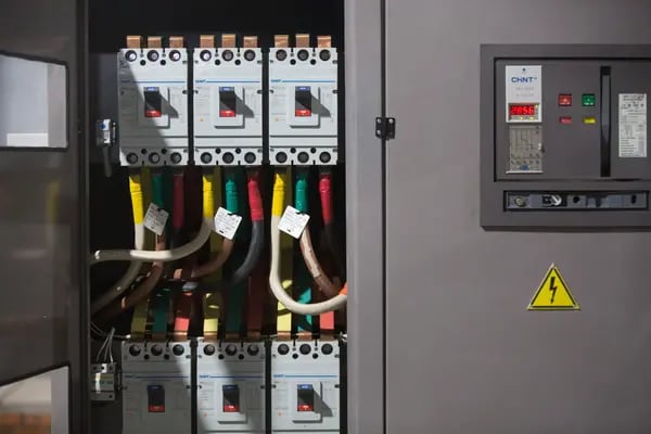 Un gabinete de suministro eléctrico dentro de una granja minera de criptomonedas.