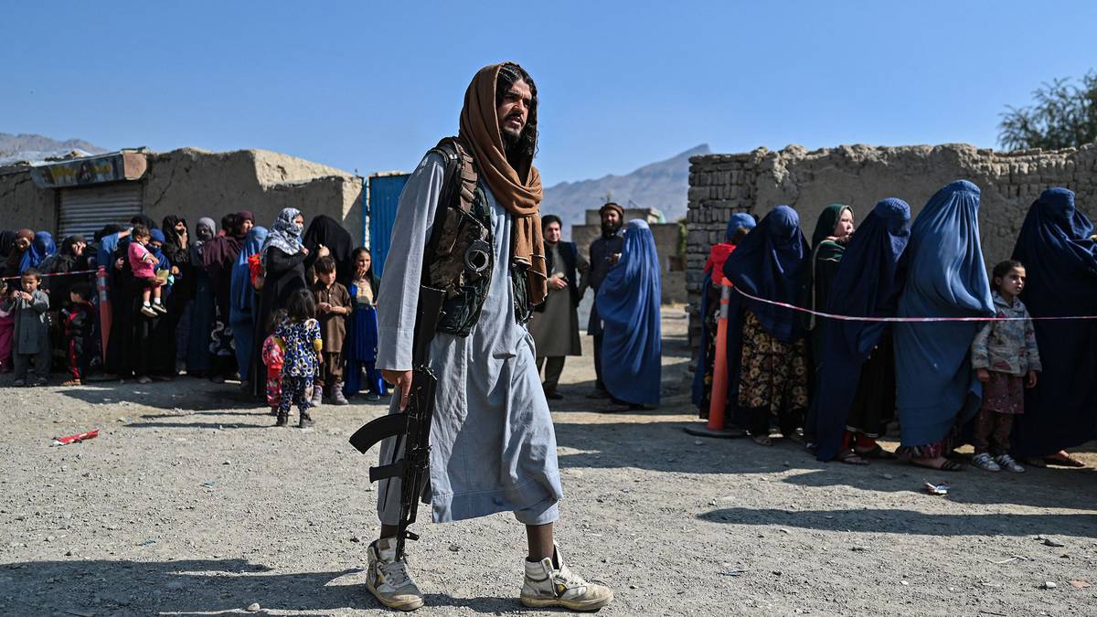 Freno del Talibán al trabajo de las mujeres podría reducir PIB de Afganistán en 5%