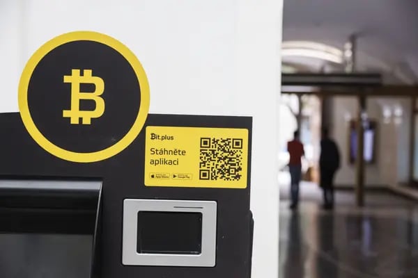 Logotipo de Bitcoin en un cajero automático de criptomonedas en la Casa Municipal de Praga, República Checa, el martes 17 de mayo de 2022.  Fotógrafo: Milan Jaros/Bloomberg