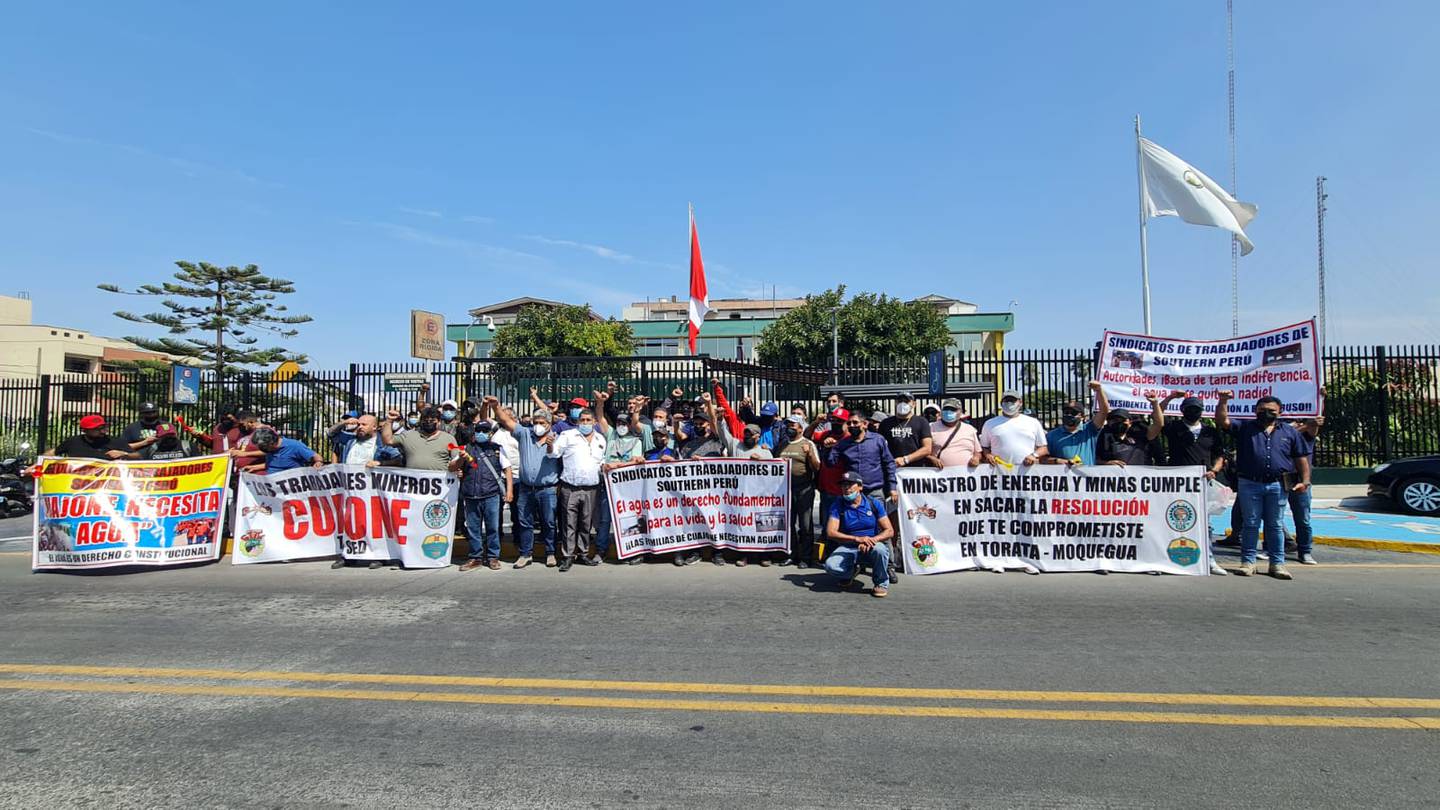 Trabajadores de Southern Perú protestan frente al Ministerio de Energía y Minas semanas atrás por el bloqueo en Cuajone y la falta de acceso a agua potable en el campamento minero.dfd