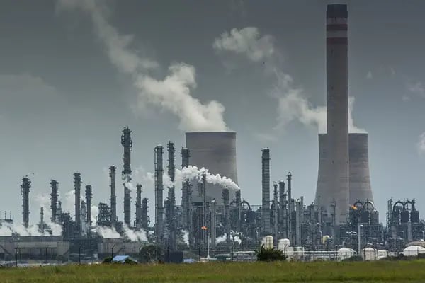 l nivel de emisiones de dióxido de azufre en la zona de Kriel, en la provincia de Mpumalanga, solo se sitúa por detrás del complejo metalúrgico de Norilsk Nickel, en la ciudad rusa de Norilsk, dijo el grupo ecologista Greenpeace en un comunicado, citando datos de 2018 de los satélites de la NASA.