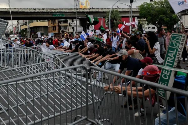Manifestantes derriban la cerca que se ubica cerca de la sede de la Asamblea Nacional durante las manifestaciones contra la inflación y la corrupción.