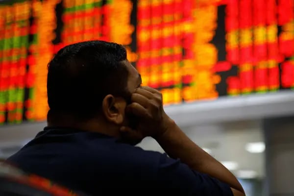 Una persona observa los precios de las acciones en la galería de operaciones de la sede del RHB Investment Bank Bhd. en Kuala Lumpur, Malasia, el martes 11 de octubre de 2022. Fotógrafo: Samsul Said/Bloomberg