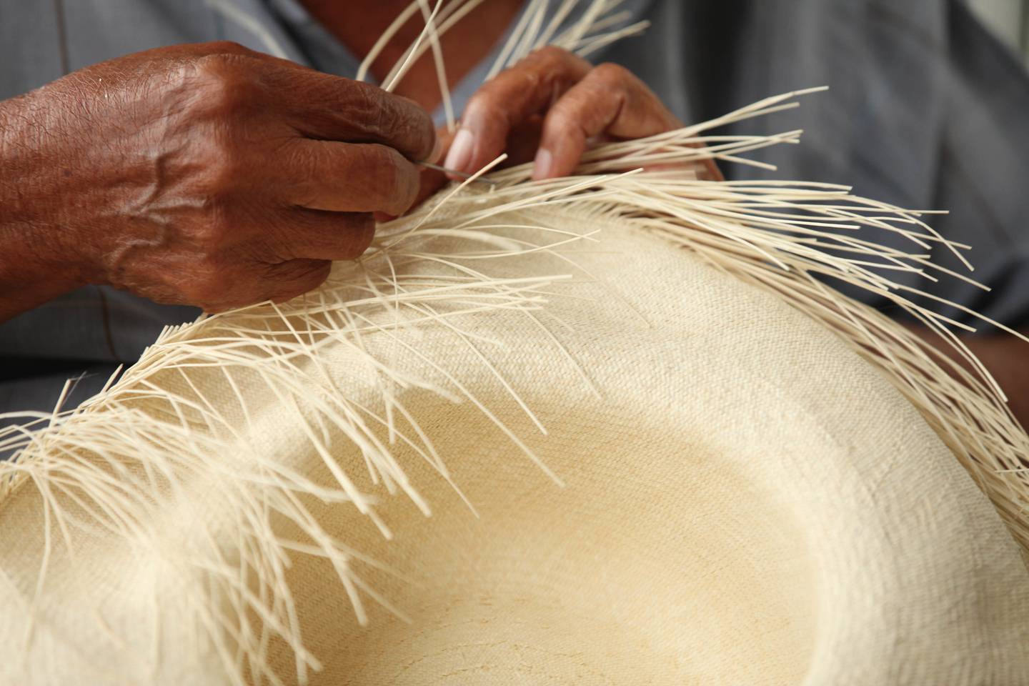 Los sombreros de paja toquilla son tejidos a mano por artesanos del país.dfd