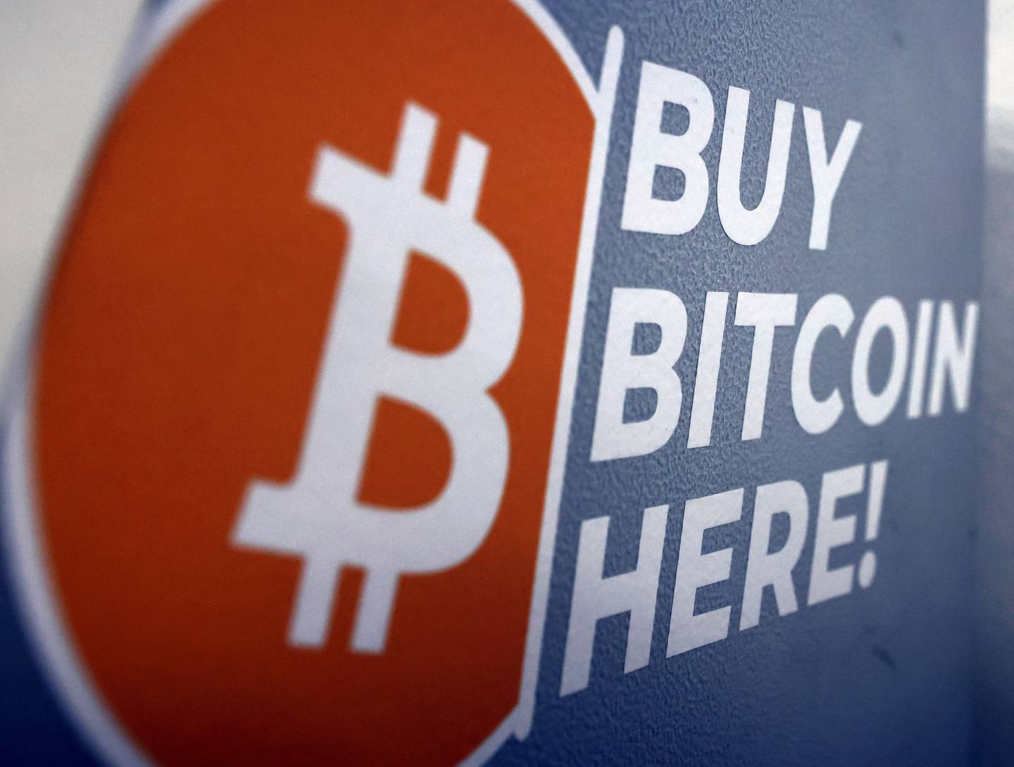 El logotipo de bitcoin, en el lado de un cajero automático de bitcoin el 10 de noviembre de 2021 en Los Ángeles, California.