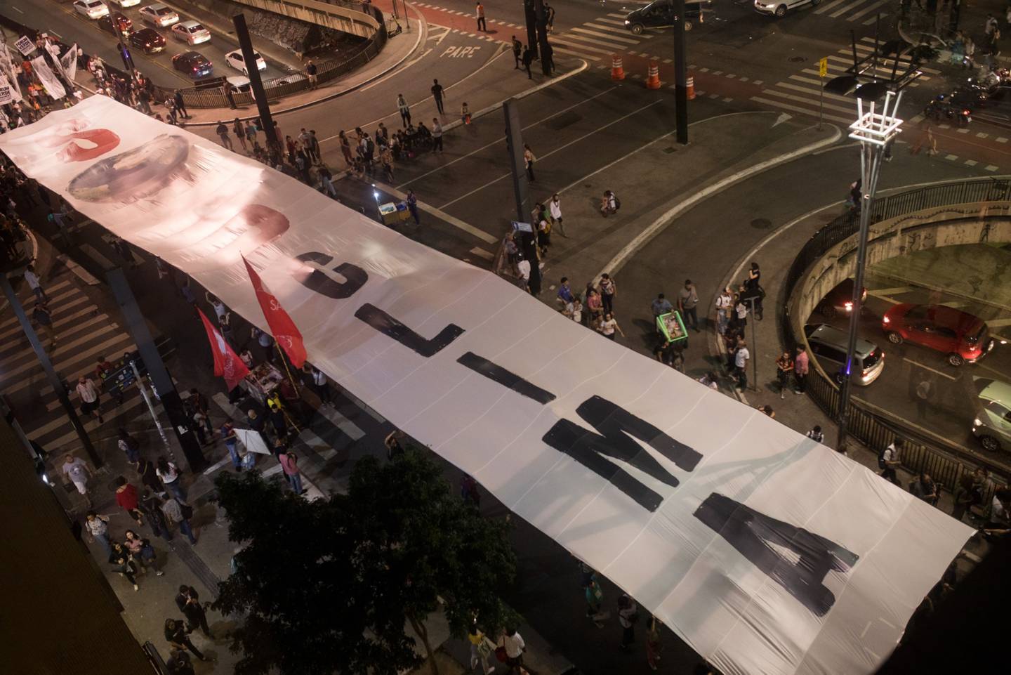 Manifestantes carregam faixa onde se lê "SOS Clima" em ato na avenida Paulista, em São Paulo, em 2019