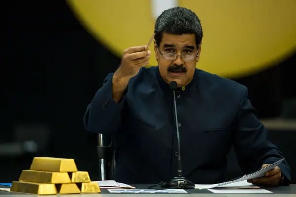 Nicolás Maduro muestra lingotes de oro durante una conferencia de prensa