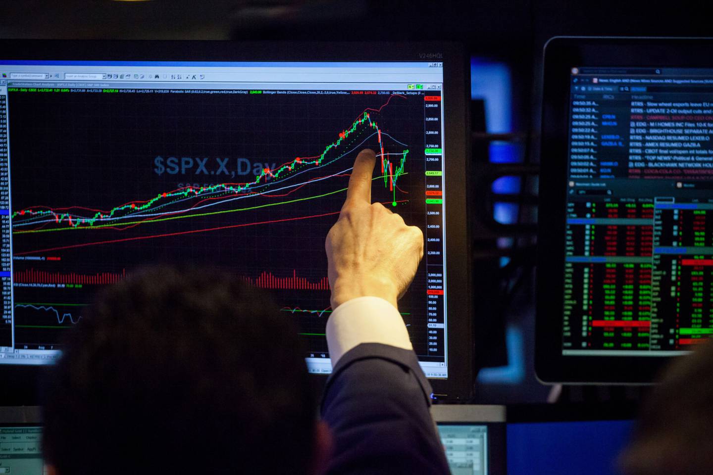 Un operador señala el monitor que muestra un gráfico del índice S&P 500 (SPX) en el piso de la Bolsa de Nueva York (NYSE) en Nueva York, Estados Unidos, el viernes 16 de febrero de 2018.  Fotógrafo: Michael Nagle/Bloomberg