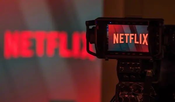 A pesar del reciente aumento, las acciones de Netflix acumulan un rendimiento inferior este año, ya que los inversores cuestionan las perspectivas de crecimiento de suscriptores.