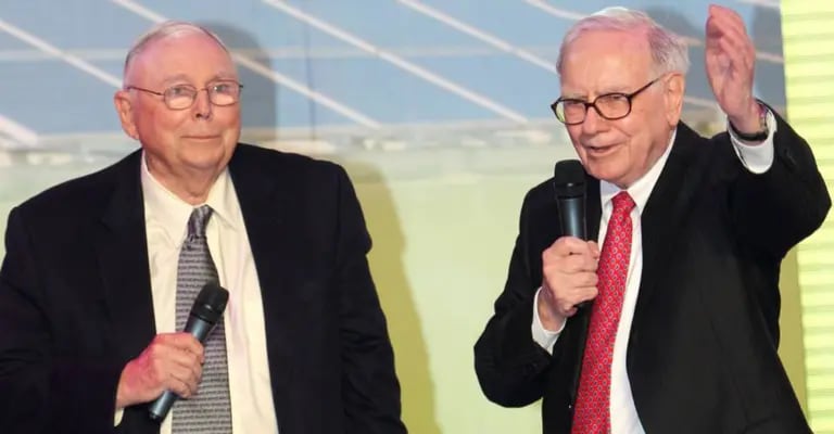Charlie Munger (à esquerda) e Warren Buffett, sócios na Berkshire Hathawaydfd