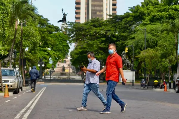 Peatones con máscaras protectoras cruzan una calle en Guayaquil, Ecuador, el jueves 26 de marzo de 2020. Fotógrafo: Marcos Pin/Bloomberg