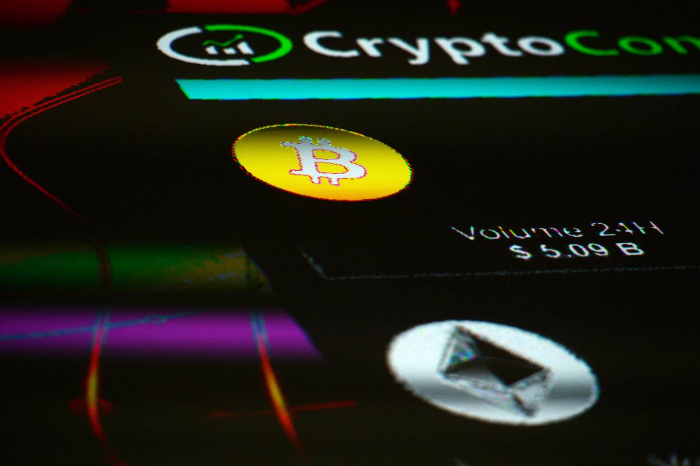 Los símbolos de las criptomonedas bitcoin y ethereum, en una pantalla durante el Crypto Investor Show en Londres, Reino Unido
