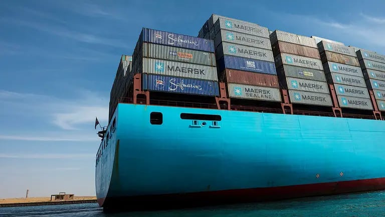 El portacontenedores Ebba Maersk, operado por A.P. Moeller-Maersk A/S, sale del puerto de Suez y se dirige hacia el Mar Rojo tras atravesar el Canal de Suez en Suez, Egipto, el sábado 6 de abril de 2013. dfd