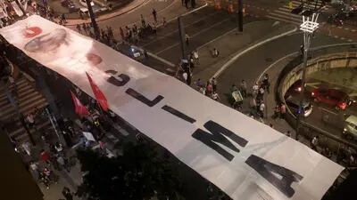 Manifestantes carregam faixa onde se lê "SOS Clima" em ato na avenida Paulista, em São Paulo, em 2019
