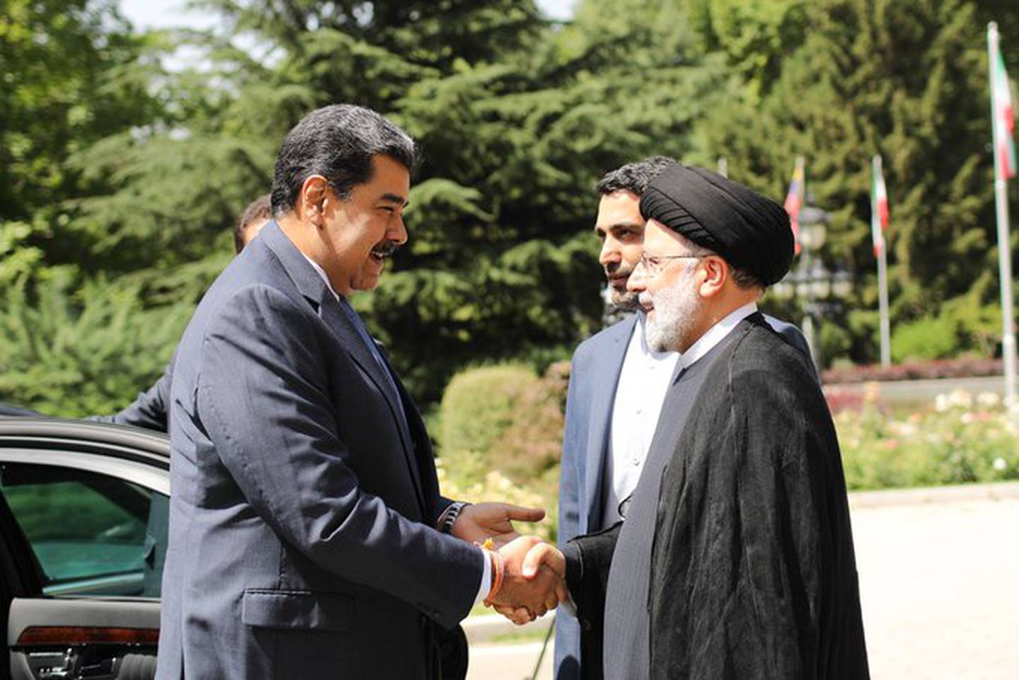 Maduro y Raisi estrechan manos durante su encuentro en Teherán / Foto Prensa Presidencial